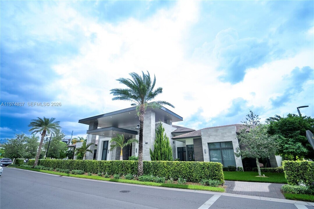 4700 NW 84th Ave in Doral, FL - Building Photo