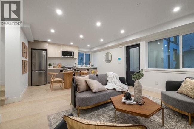 432 1st St E in North Vancouver, BC - Building Photo - Building Photo