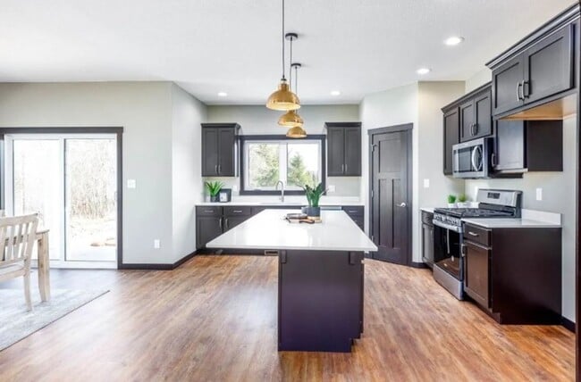 122 Cathy Jean Ct in Waterloo, IA - Building Photo - Building Photo