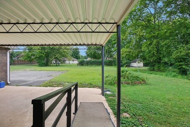 8024 Regency Dr in Nashville, TN - Foto de edificio - Building Photo