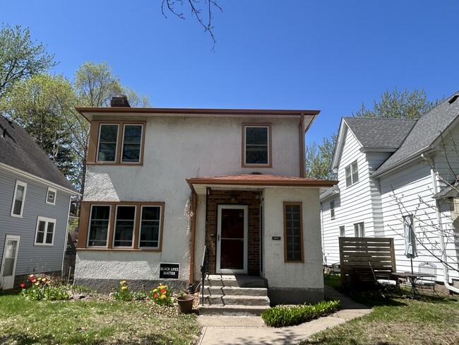 1944 Garfield St NE, Unit 1944 Garfield st. Upper in Minneapolis, MN - Foto de edificio - Building Photo