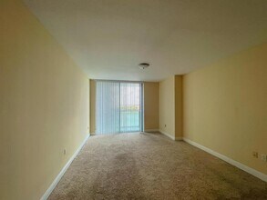 2681 N Flamingo Rd in Sunrise, FL - Foto de edificio - Building Photo