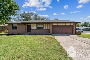 446 Hillcrest Ct in Andover, KS - Building Photo