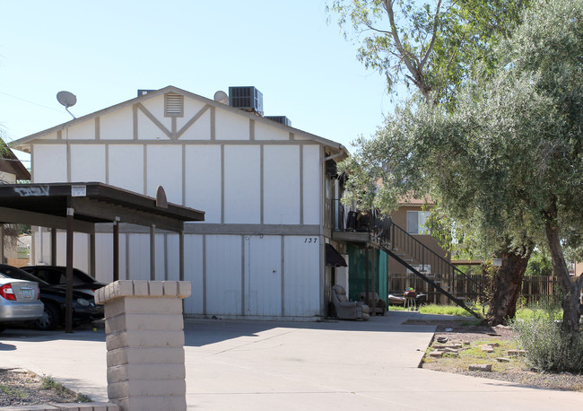 137 N Phyllis in Mesa, AZ - Foto de edificio - Building Photo