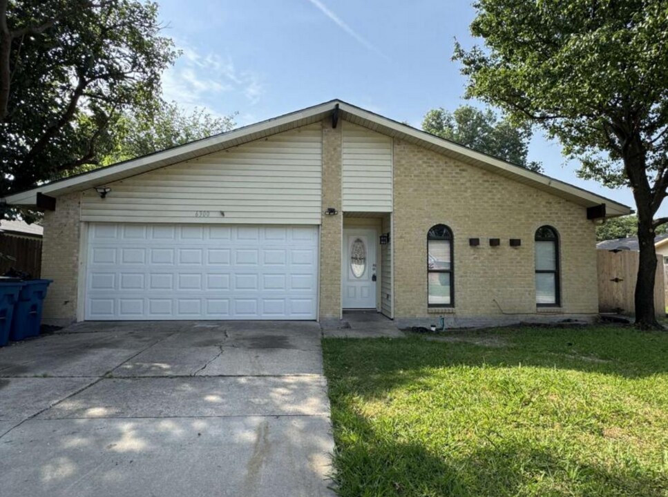 6300 Pine St in Rowlett, TX - Building Photo