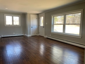 131 Durham Rd in Freeport, ME - Foto de edificio - Building Photo