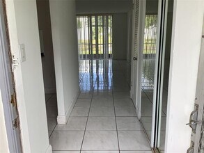 8220 Sunrise Lakes Blvd in Sunrise, FL - Building Photo - Building Photo