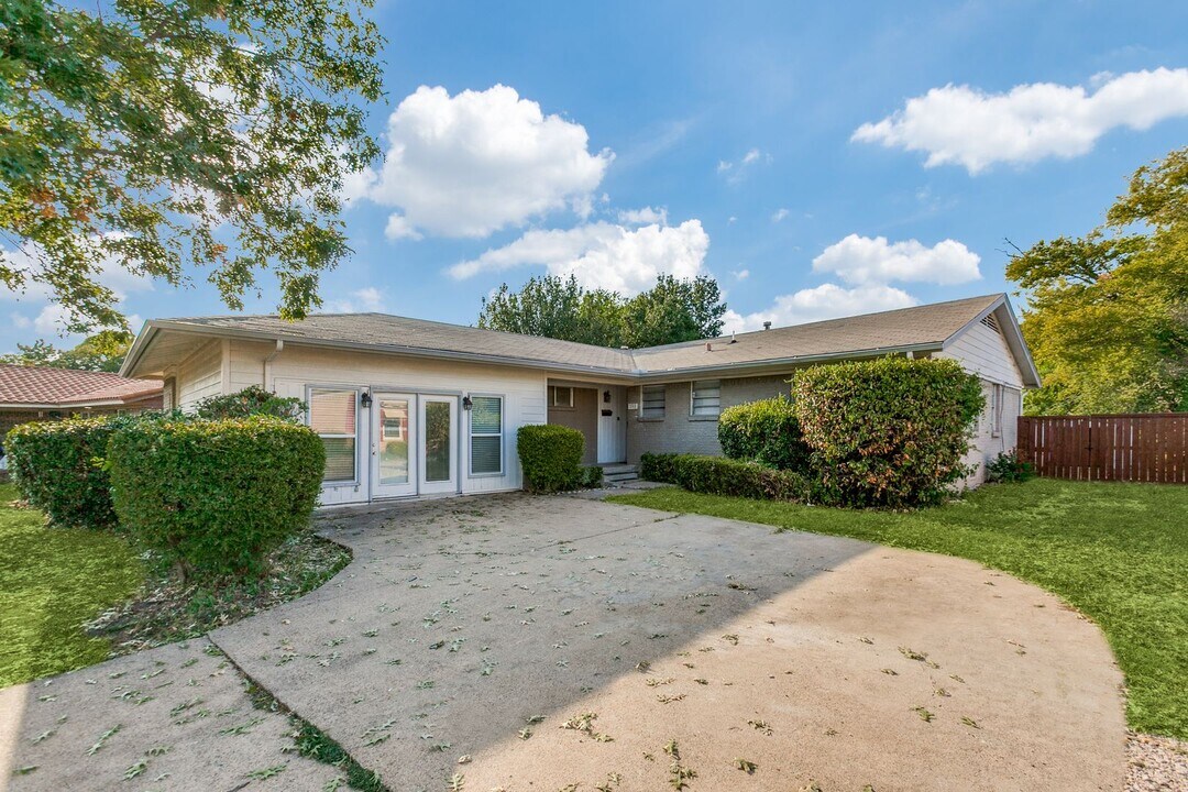 205 Valencia Dr in Garland, TX - Foto de edificio