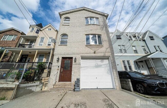 22 Linden Ave in Jersey City, NJ - Building Photo - Building Photo