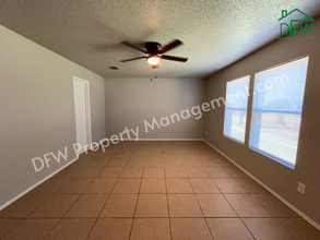 1452 Gentle Rain Dr in Lancaster, TX - Foto de edificio - Building Photo