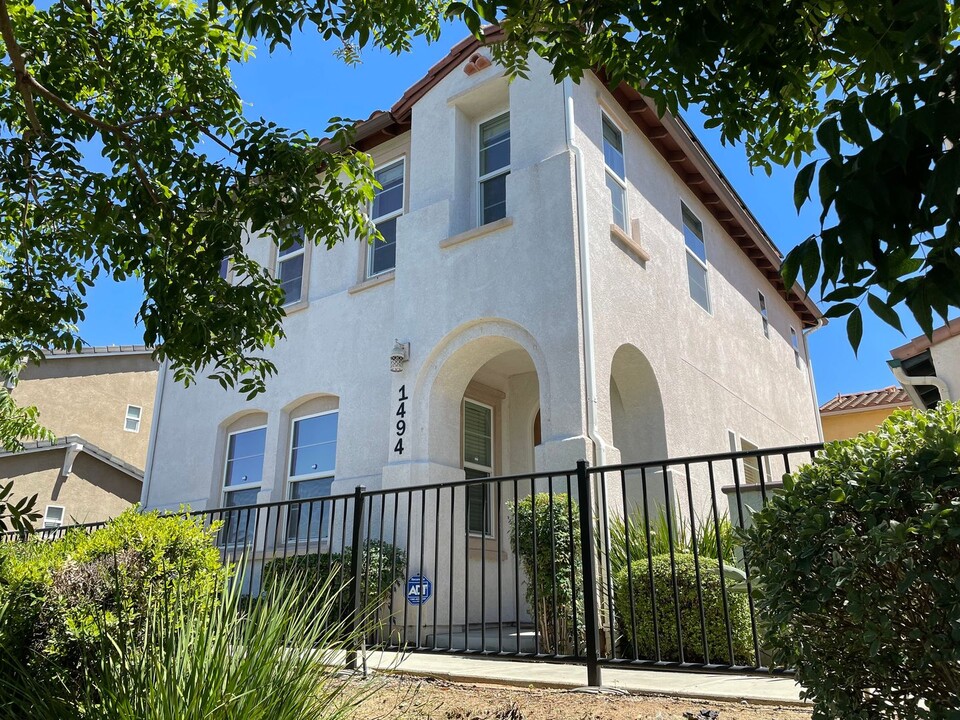 1494 Mosaic Glen in Escondido, CA - Building Photo