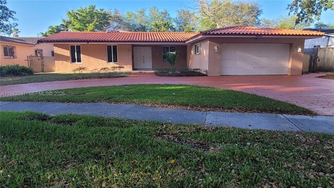 6895 Loch Ness Dr in Miami Lakes, FL - Building Photo - Building Photo