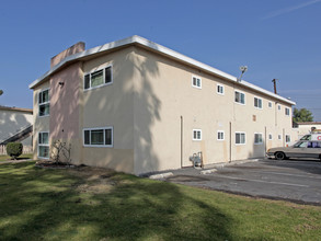 12571 Kensington Ln in Garden Grove, CA - Foto de edificio - Building Photo