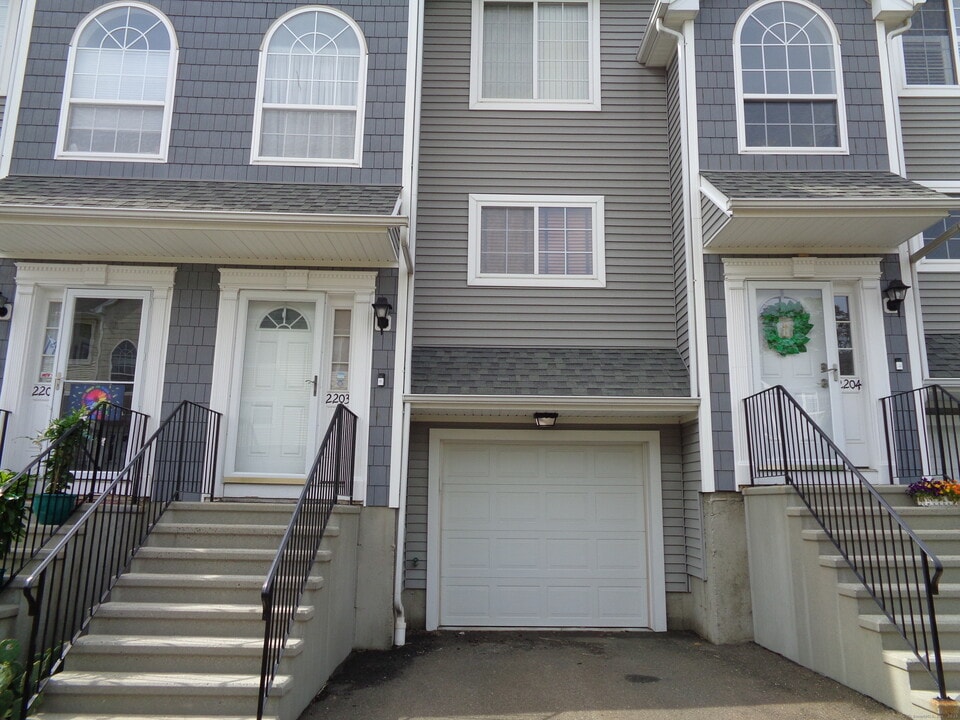 560 Silver Sands Rd in East Haven, CT - Building Photo