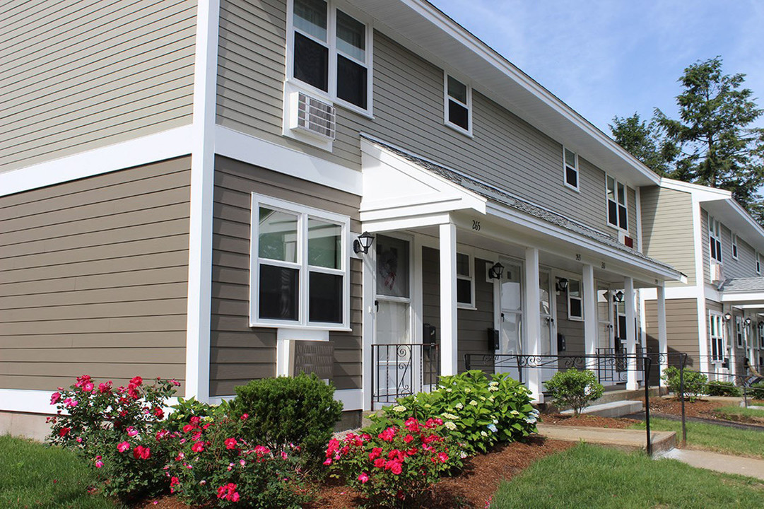 Georgetowne Homes in Hyde Park, MA - Building Photo