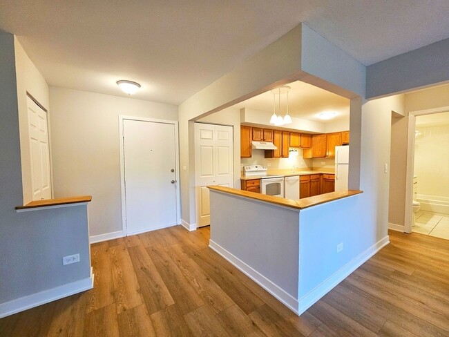 2214 S Goebbert Rd in Arlington Heights, IL - Building Photo - Building Photo