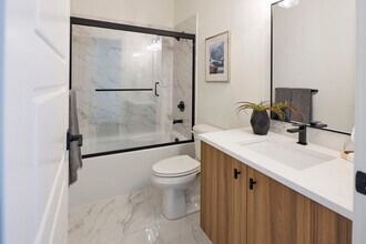 140 Sacramento Townhomes in Portland, OR - Building Photo - Building Photo