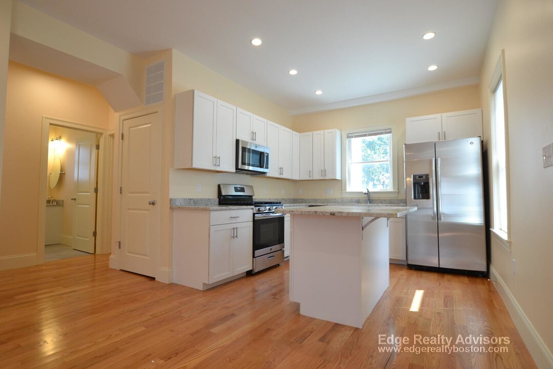 33 Pratt St, Unit 1m in Boston, MA - Building Photo