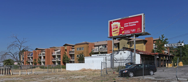 Lake View Terrace Silvercrest in Sylmar, CA - Foto de edificio - Building Photo