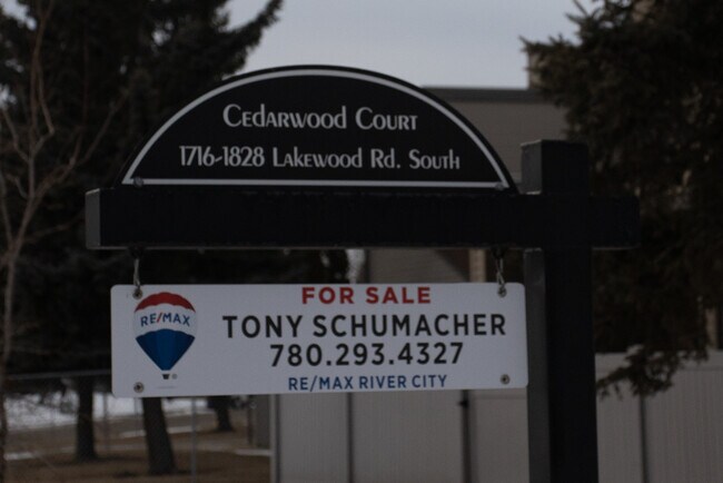 Cedarwood Court in Edmonton, AB - Building Photo - Building Photo