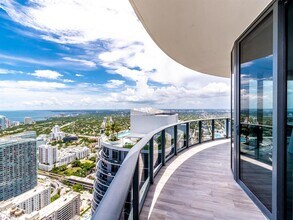 805 S Miami Ave, Unit 5501 in Miami, FL - Foto de edificio - Building Photo