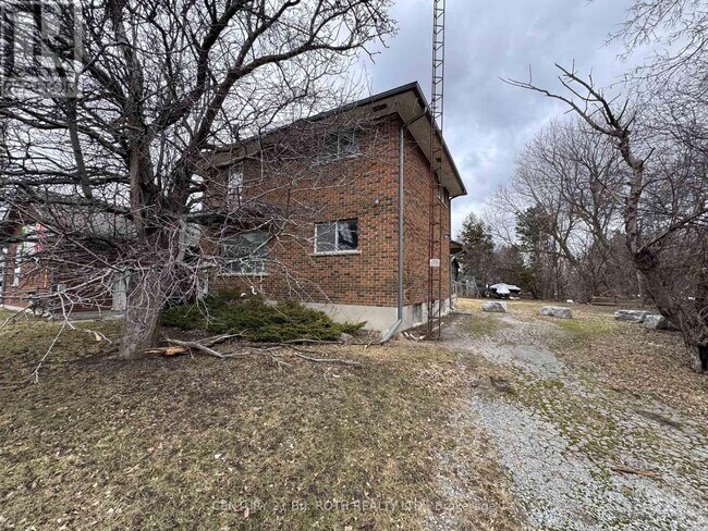 915 Taunton Rd E in Whitby, ON - Building Photo - Building Photo