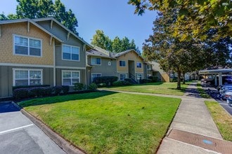 Commons at Hawthorn Village Apartments in Hillsboro, OR - Foto de edificio - Building Photo