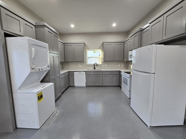 2101 Lions Ln in Commerce, TX - Building Photo - Building Photo