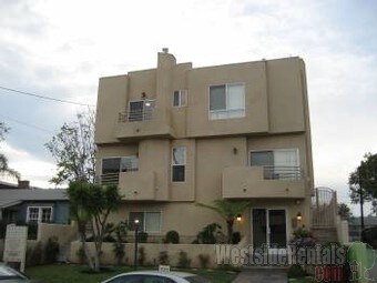 4921 Kester Ave in Sherman Oaks, CA - Building Photo