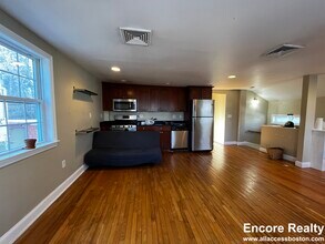 57 Day St in Boston, MA - Foto de edificio - Building Photo