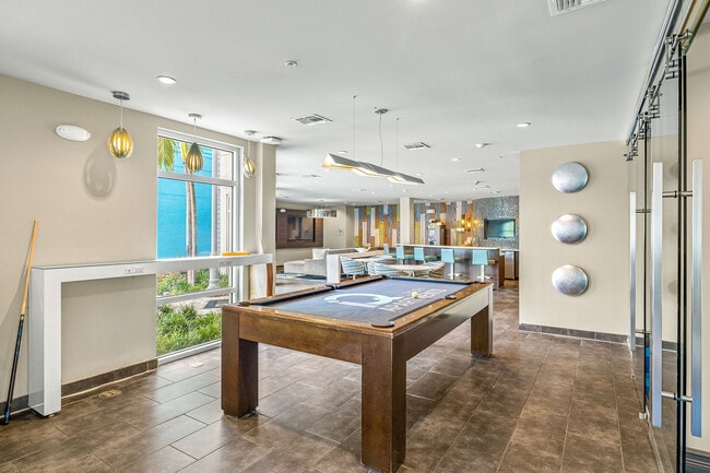 IQ Luxury in Tampa, FL - Foto de edificio - Building Photo