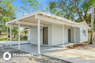 1070 Emerald Dr in Mount Dora, FL - Foto de edificio - Building Photo