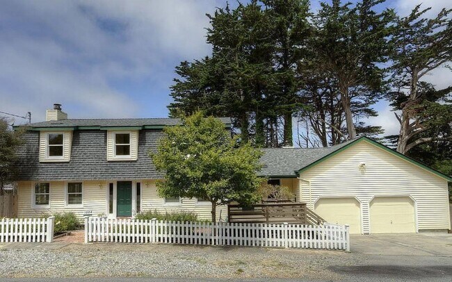 1004 Acacia St in Montara, CA - Building Photo - Building Photo