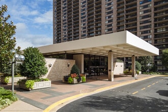 Skyline Plaza in Falls Church, VA - Foto de edificio - Building Photo
