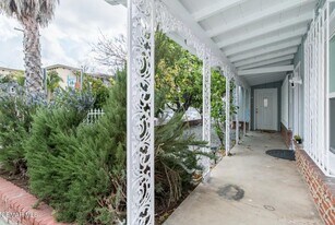 12015 Riverside Dr in Los Angeles, CA - Building Photo