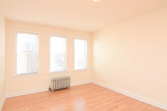 2600 N Kimball Ave, Unit 403 in Chicago, IL - Building Photo - Building Photo