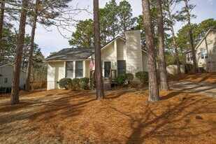420 Sandhills Cir in Pinehurst, NC - Building Photo