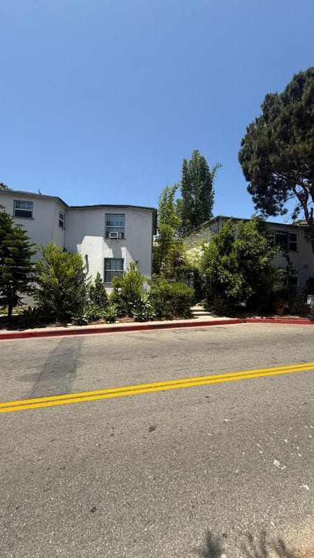 1701 Nichols Canyon Rd in Los Angeles, CA - Building Photo - Building Photo