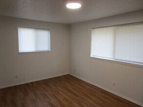 103 NW Ivy St in Prineville, OR - Foto de edificio - Building Photo