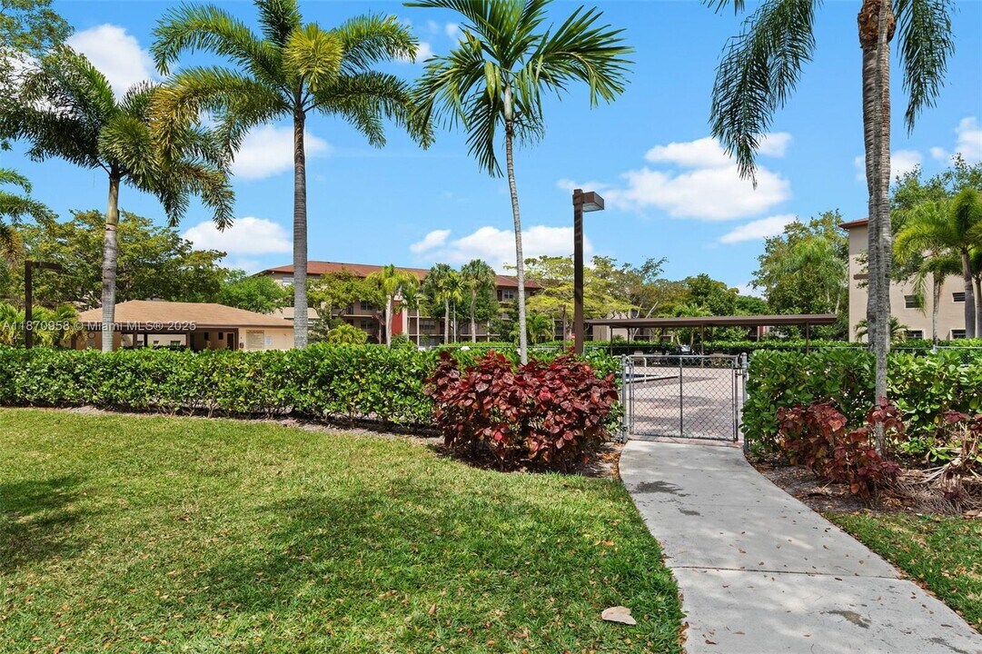 13355 SW 9th Ct in Pembroke Pines, FL - Foto de edificio