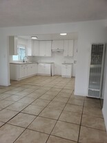 9925 Pinehurst Ave, Unit C in South Gate, CA - Building Photo