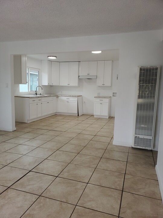 9925 Pinehurst Ave, Unit C in South Gate, CA - Building Photo