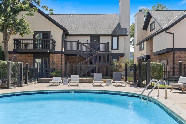AVIA Apartments at 110th Street in Overland Park, KS - Foto de edificio - Building Photo