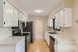 13101 Thomas Ave in Burnsville, MN - Foto de edificio - Building Photo