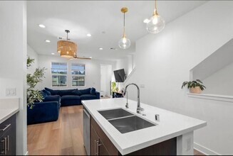 7641 University Ave, Unit 105 in La Mesa, CA - Building Photo - Building Photo