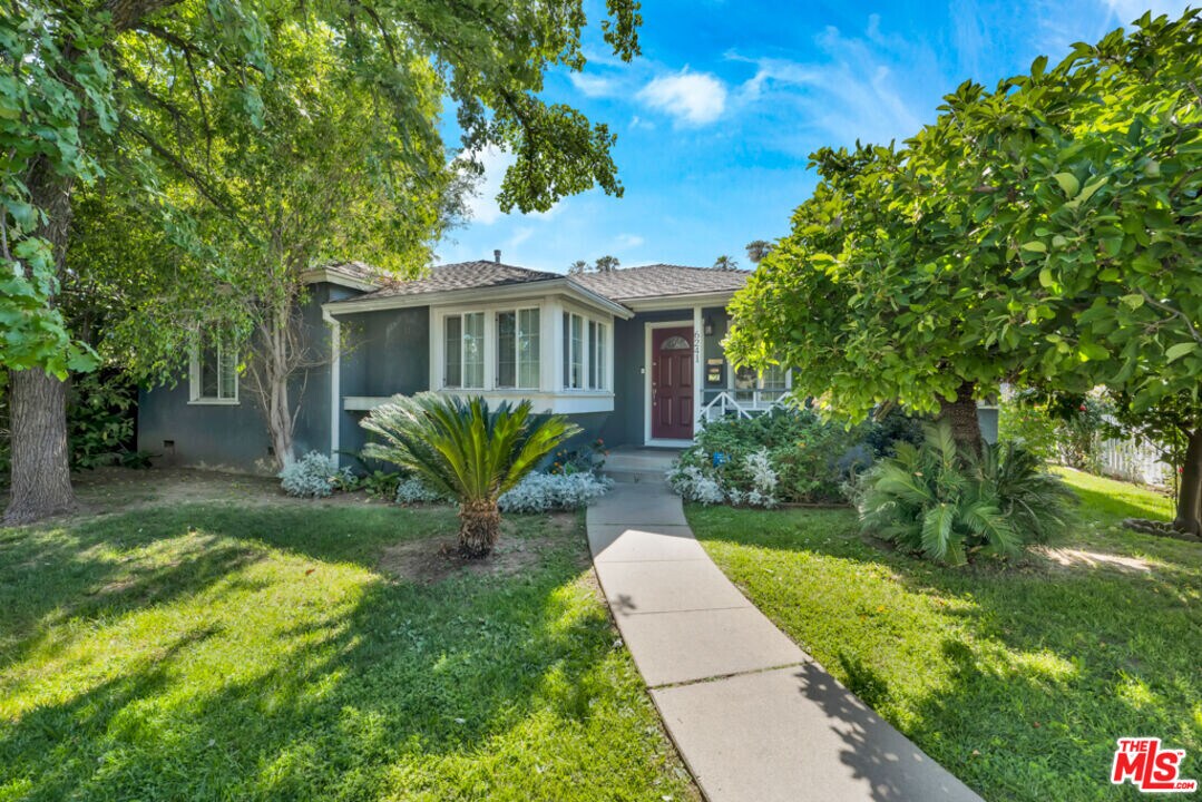 6241 Canby Ave in Los Angeles, CA - Building Photo