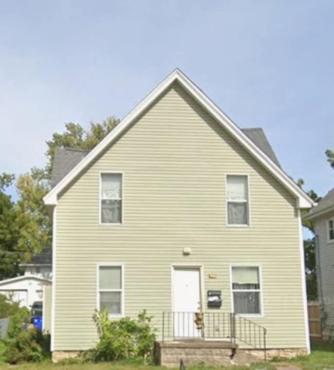 property at 370 8th Ave SW