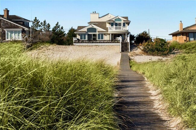 325 Dune Rd in Westhampton Beach, NY - Building Photo - Building Photo