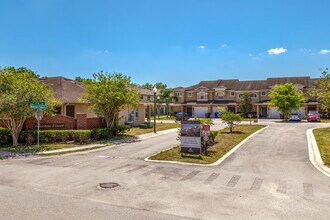 Barton Court in St. Cloud, FL - Foto de edificio - Building Photo