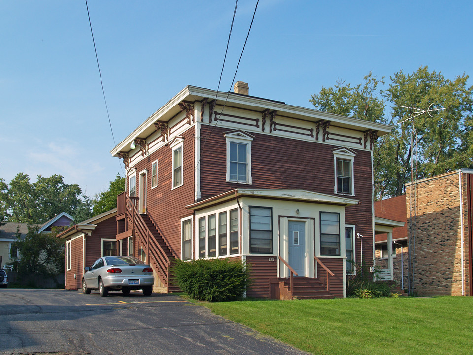 631-639 McHenry Ave in Woodstock, IL - Building Photo